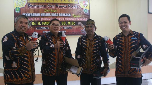 Kujang Raksasa Karya Perajin Keris Sumenep