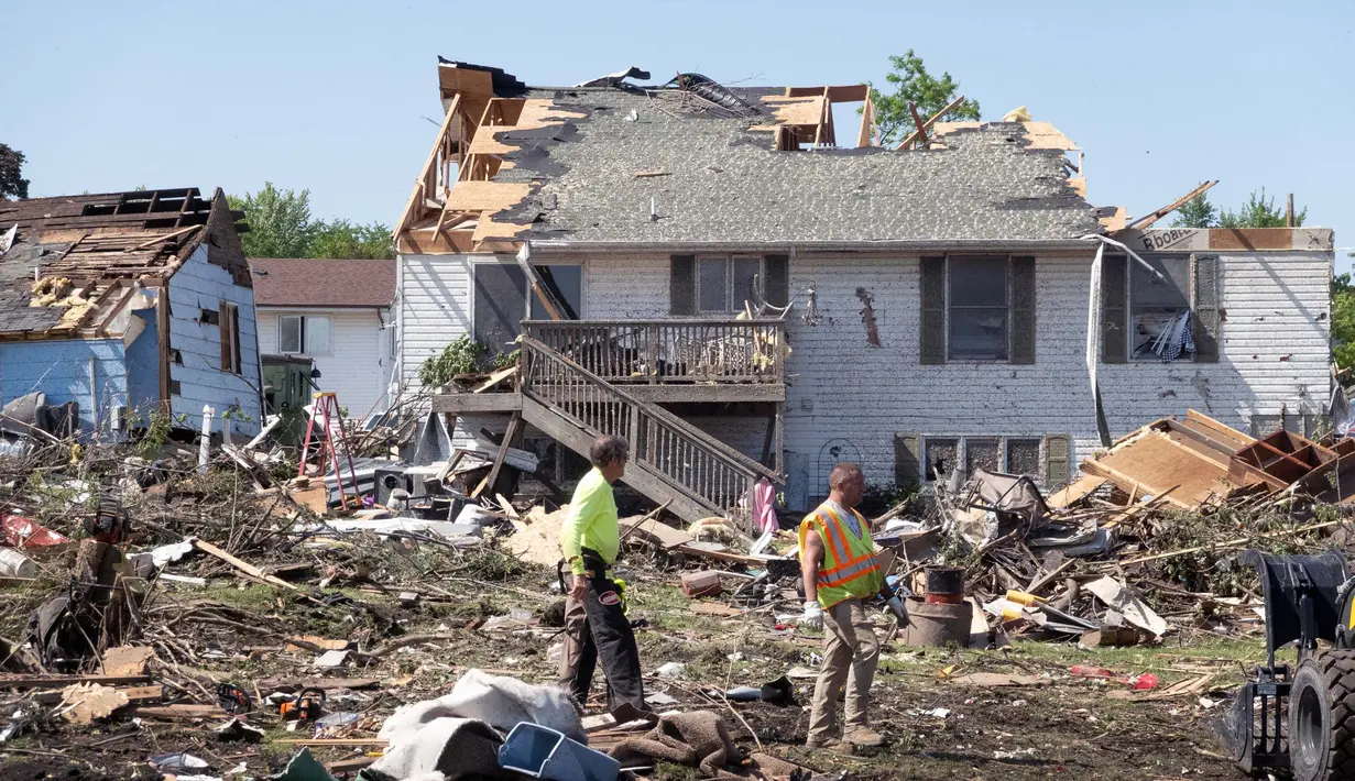 Dilaporkan lima orang meninggal dunia dan 35 lainnya terluka ketika tornado kuat menerjang Iowa, Amerika Serikat (AS). (SCOTT OLSON/Getty Images North America/Getty Images via AFP)