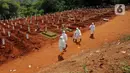 Petugas usai memakamkan pasien Covid-19 di TPU Pondok Ranggon, Jakarta Senin (7/9/2020). Petugas pemakaman mengatakan terjadi lonjakan jenazah yang terjadi dalam satu bulan lebih terakhir dengan  memakamkan lebih  30 jenazah dalam satu hari. (merdeka.com/Arie Basuki)
