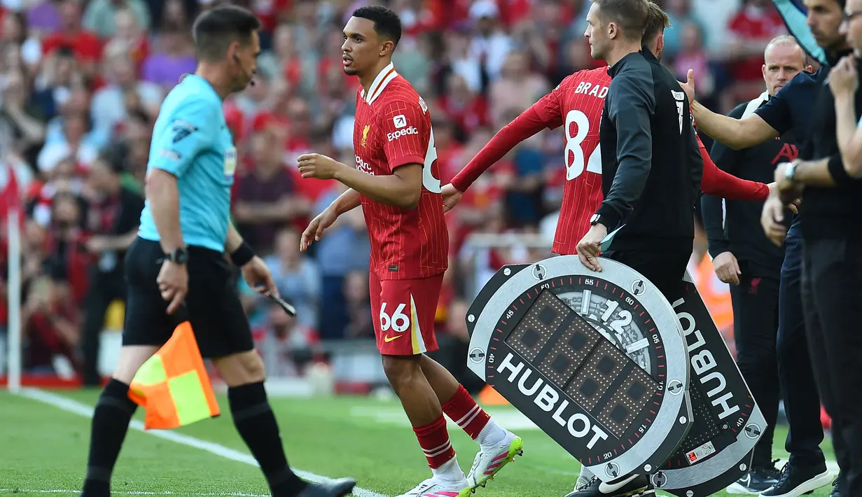Pemain Liverpool, Trent Alexander-Arnold masuk ke lapangan pertandingan menggantikan Conor Bradley dalam laga lanjutan Liga Inggris 2024/2025 melawan Arsenal di Anfield, Liverpool, Inggris, Minggu (11/05/2025) waktu setempat. (AFP/Peter Powell)