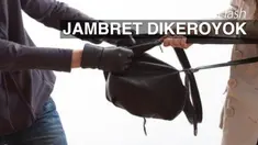 Seorang jambret dihajar warga Tambora, Jakarta Barat setelah berhasil ditabrak oleh korbannya