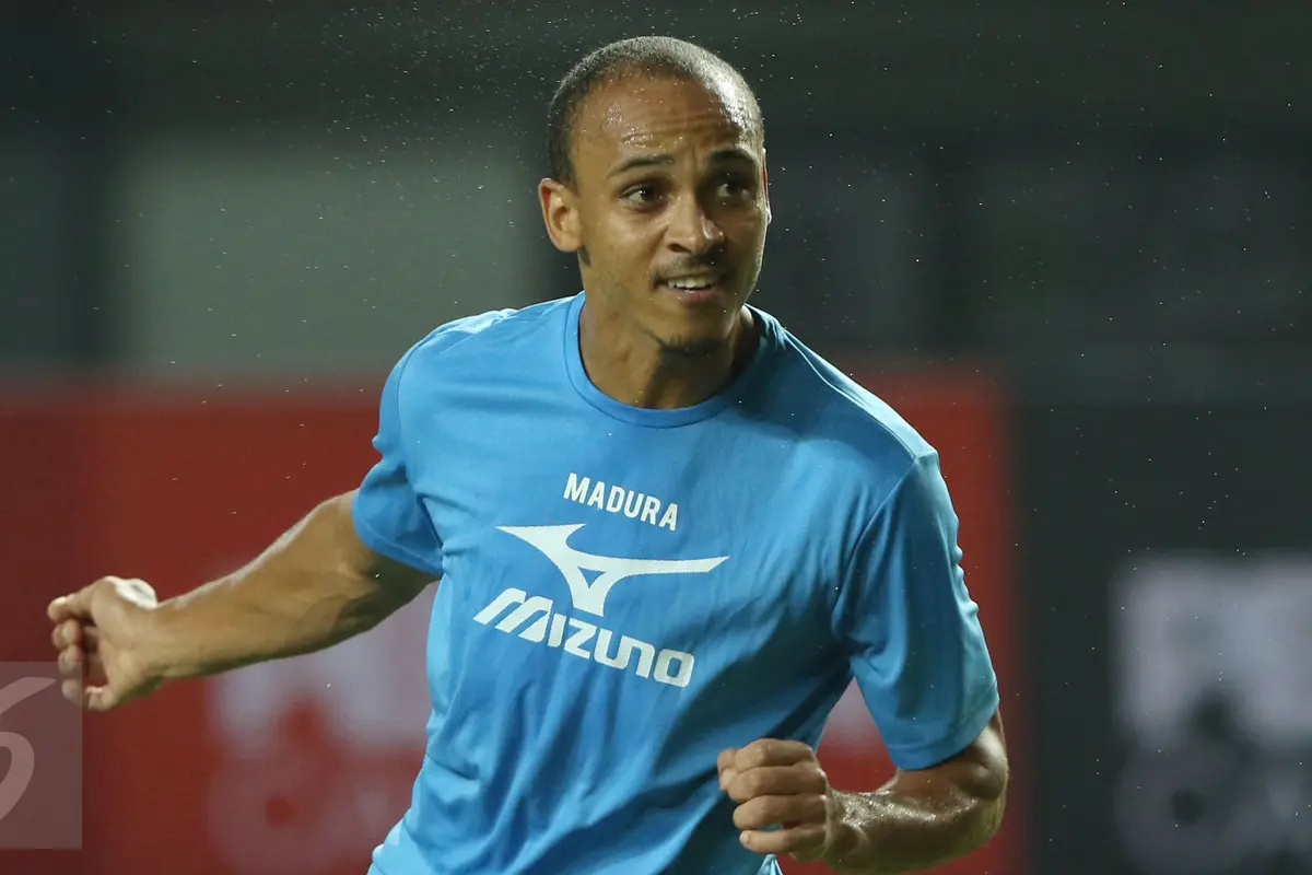 Striker Madura United, Peter Osaze Odemwingie