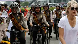 Polisi bersepeda berpatroli di lokasi car free day, Jakarta, Minggu (21/5). Untuk mengamankan jalannya car free day, polisi bersepeda rutin melakukan patroli dengan berkeliling di sepanjang jalan Sudirman-Thamrin. (Liputan6.com/Immanuel Antonius)