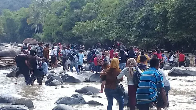 Jembatan gantung di Bogor ambruk, puluhan wisatawan terluka. (Liputan6.com/Achmad Sudarno)