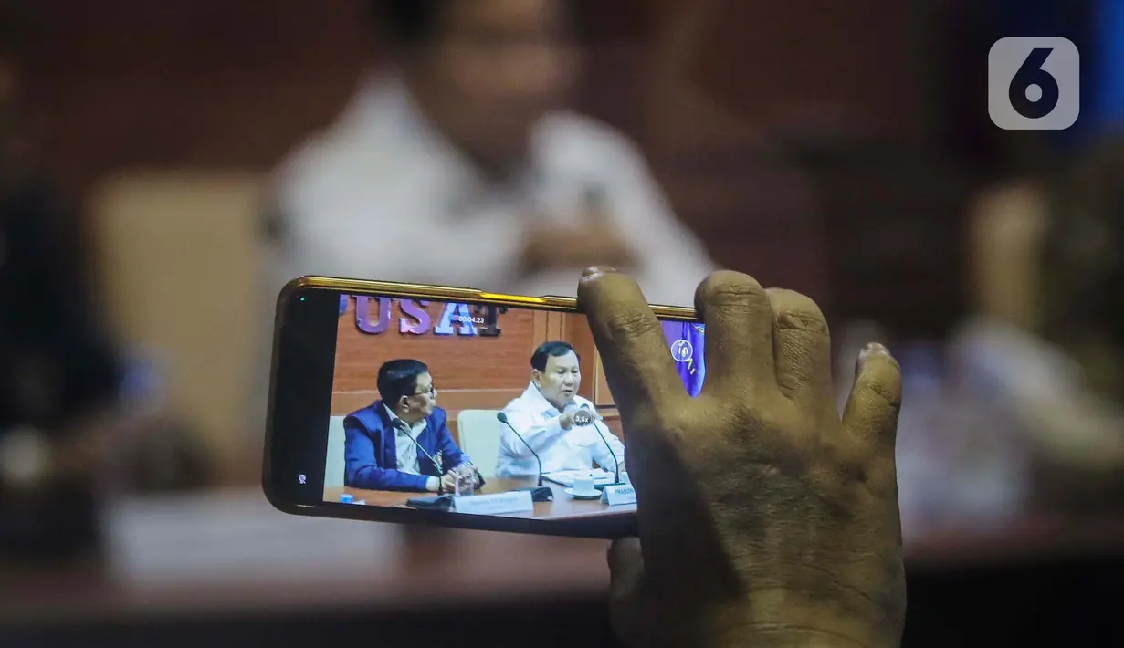 Setelah memaparkan visi, misi, dan programnya sebagai capres, Prabowo Subianto menjawab beberapa pertanyaan dari pengurus PWI. (Liputan6.com/Angga Yuniar)
