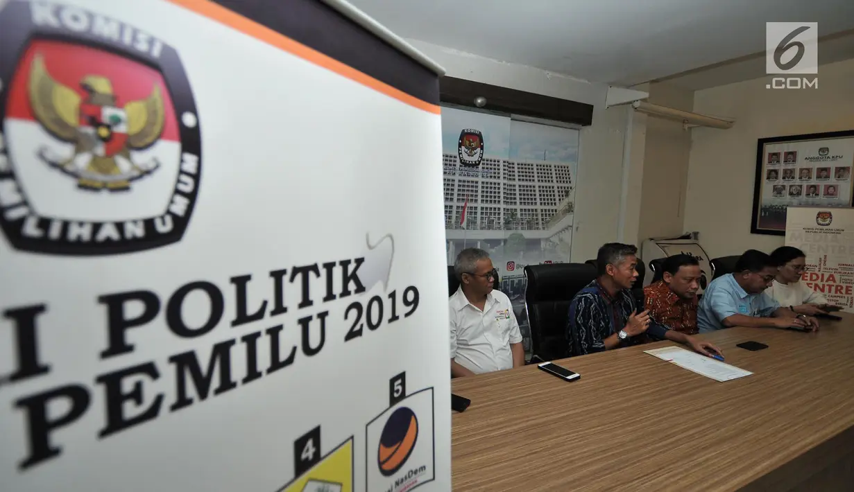 Komisioner KPU Wahyu Setiawan, Ketua Bawaslu Abhan, Direktur Program TKN Jokowi-Ma'ruf Aria Bima dan Direktur Relawan BPN Prabowo-Sandi Ferry Mursyidan Baldan memberikan keterangan mengenai hasil rapat persiapan Debat Capres keempat di Jakarta, Senin (25/3). (merdeka.com/Iqbal S Nugroho)