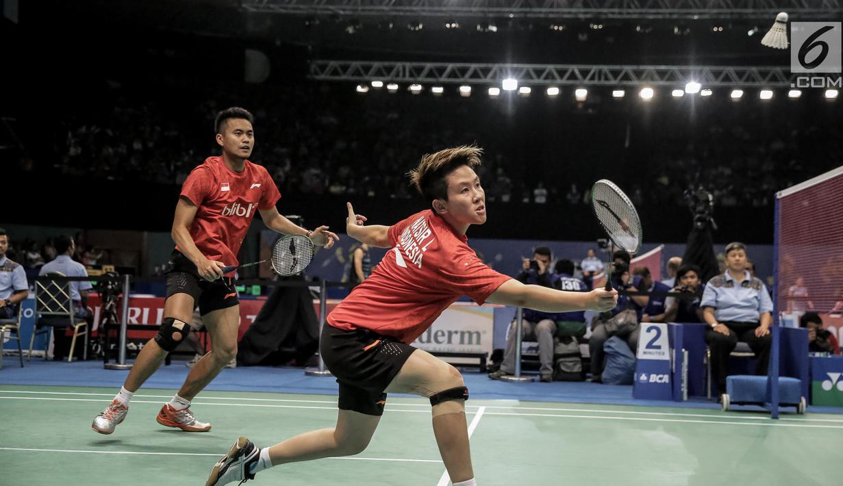 Ganda Campuran Indonesia Tontowi Ahmad/Liliyana Natsir saat beraksi melawan Dukyoung Kim/Kim Ha Na (Korea) pada laga pertama Indonesia Open 2017 di Jakarta, Selasa (13/6). Tontowi/Liliyana unggul dengan skor 19 - 21 - 21. (Liputan6.com/Faizal Fanani)