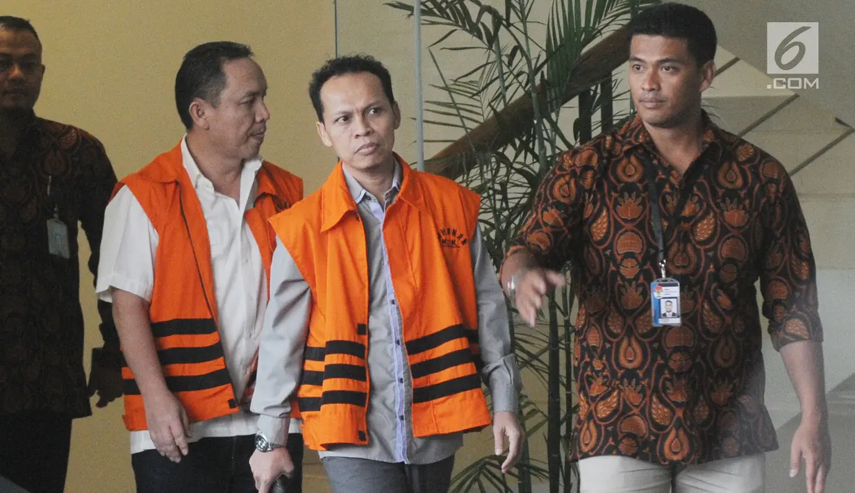 Bupati Halmahera Timur nonaktif Rudi Erawan (dua kiri) dan pengacara HM Saifudin usai menjalani pemeriksaan di KPK, Jakarta, Jumat (11/5). Rudi Erawan diperiksa terkait suap senilai Rp 6,3 M proyek Kementerian PUPR tahun 2016. (Merdeka.com/Dwi Narwoko)
