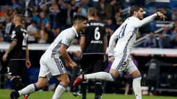 Alvaro Morata merayakan golnya ke gawang Deportivo La Coruna di Santiago Bernabeu, Minggu (11/12). Kemenangan ini membuat real Madrid kokoh di puncak klasemen La Liga dengan raihan 37 poin dan terpaut 6 poin dari Barcelona. (REUTERS / Javier Barbancho)