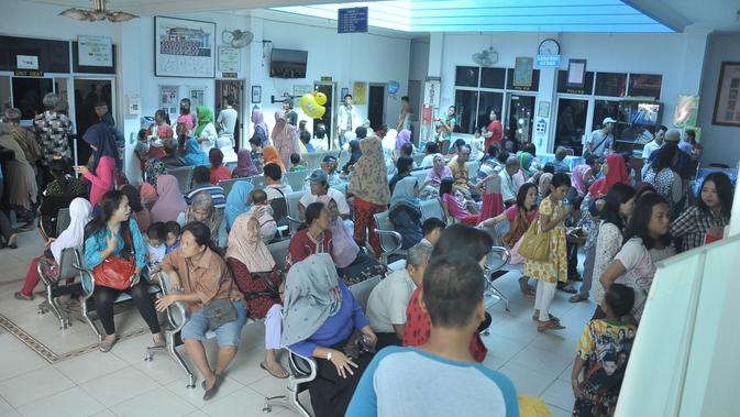 Para warga Palembang mengantri untuk mendapatkan layanan di salah satu puskesmas Palembang (Dok.Istimewa / Nefri Inge)