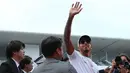 Pembalap Mercedes Lewis Hamilton menyapa penggemarnya saat jumpa pers jelang Grand Prix F1 di Sirkuit Suzuka, Jepang (5/10). Bagi Hamilton, Suzuka adalah sirkuit yang lebih ringan dibandingkan dengan Sepang. (AP Photo/Eugene Hoshiko)