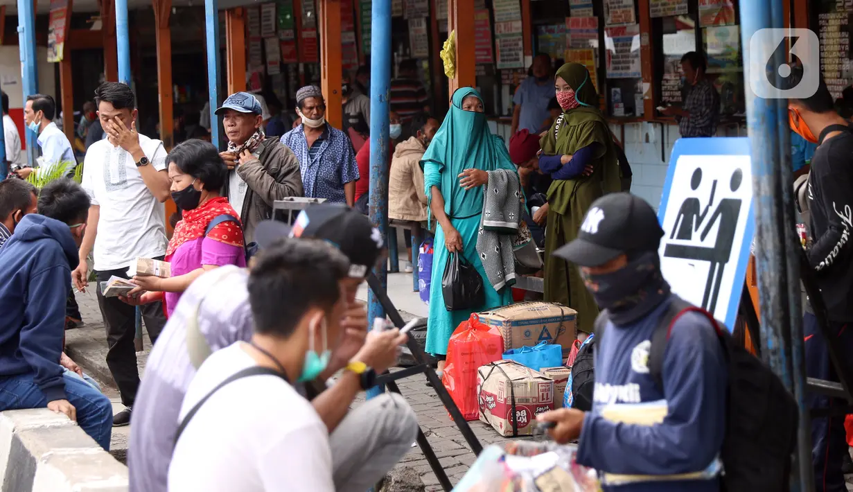 Sejumlah calon penumpang menunggu jadwal keberangkatan bus di Terminal Kalideres, Jakarta, Minggu (22/12/2020). Menjelang Natal dan Tahun Baru 2021, Terminal Kalideres terpantau ramai. (Liputan6.com/Angga Yuniar)