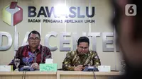 Anggota Bawaslu, Fritz Edward Siregar (kiri) dan Rahmat Bagja  memberikan keterangan  secara live streaming membahas Rekomendasi Bawaslu terkait Antisipasi Dampak Virus Covid -19 terhadap Pilkada Tahun 2020, Jakarta, Selasa (17/3/2020). (Liputan6.com/Faizal Fanani)