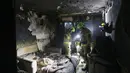 Tim penyelamat dari Layanan Darurat Negara Ukraina terus bekerja mencari korban di sebuah gedung bertingkat yang rusak akibat ledakan serangan pesawat tak berawak di Kyiv, pada tanggal 30 Oktober 2024. (Anatolii STEPANOV/AFP)