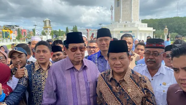Menteri Pertahanan (Menhan) Prabowo Subianto usai menyambangi masjid baiturrahman Aceh.