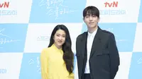 Kim Tae Ri dan Nam Joo Hyuk dalam konferensi pers Twenty Five Twenty One. (Netflix)