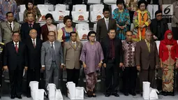 Wakil Ketua KPK, Basaria Panjaitan (tengah) dan Saut Situmorang menghadiri upacara peringatan HUT ke-72 Bhayangkara di Istora Senayan, Jakarta, Rabu (11/7). Acara ini juga dihadiri menteri kabinet dan pejabat negara lainnya. (Liputan6.com/Johan Tallo)