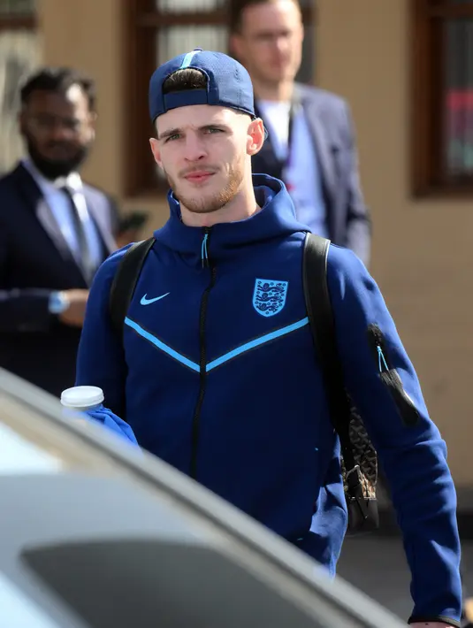 Gelandang Inggris Declan Rice meninggalkan hotel tim di Doha (11/12/2022). Timnas Inggris langsung meninggalkan Qatar usai tersingkir di gelaran Piala Dunia 2022, Minggu (11/12/2022). Kekalahan 1-2 atas Prancis di babak perempat final menghentikan langkah Inggris  di Piala Dunia 2022.  (AFP/Paul Ellis)
