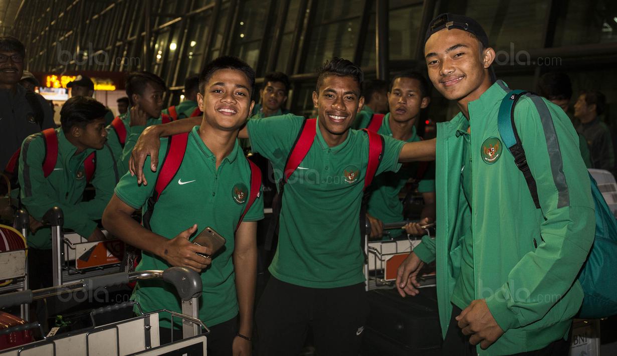 Para pemain Timnas Indonesia U-16 foto bersama saat tiba di Bandara Soetta, Tangerang, Sabtu (23/9/2017). Timnas U-16 berhasil meraih hasil sempurna pada kualifikasi Piala Asia U-16 di Thailand. (Bola.com/Vitalis Yogi Trisna)