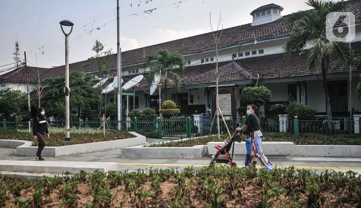 Calon penumpang KRL berjalan di depan Stasium Manggarai, Jakarta, Kamis (30/9/2021). Halaman Stasiun Manggarai akan dilengkapi jalur sepeda, plaza orientasi, halte Transjakarta, pos polisi, musala, halte ojek online, pangkalan bajaj, dan zona khusus PKL. (merdeka.com/Iqbal S. Nugroho)