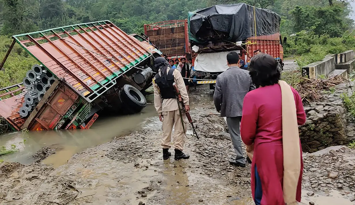 Orang-orang memeriksa area yang longsor setelah hujan deras di Distrik Dima Hasao, Assam, India, Senin (16/5/2022). Delapan orang tewas akibat banjir dan tanah longsor yang dipicu oleh hujan lebat di wilayah timur laut India. (Dima Hasao district administration via AP)