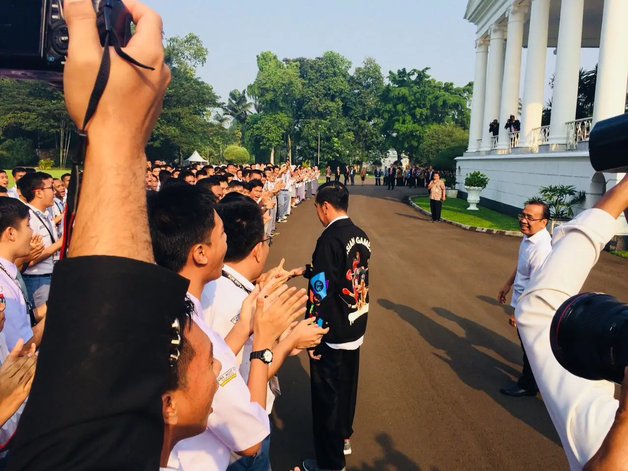 Presiden Joko Widodo atau Jokowi menerima sekitar 272 perwakilan siswa-siswi OSIS SMA berprestasi se-Indonesia. Pertemuan dilakukan di halaman belakang Istana Kepresidenan Bogor, Jawa Barat, Kamis (3/5/2018). (dok. Merdeka.com/Supriatin)