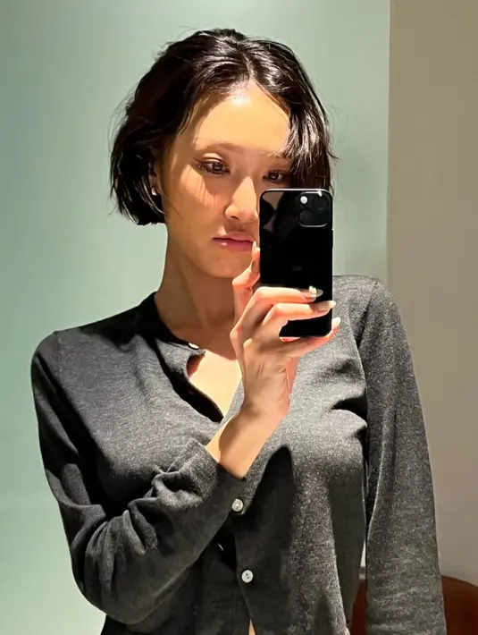 Rambutnya pun tidak terlalu hitam, saat itu ia pun tampil mengenakan cardigan abu-abu crop. Tampilannya cukup santai. [@mariahwasa]