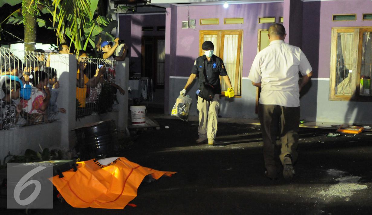 Petugas membawa barang bukti di lokasi penggerebekan dan penembakan terduga teroris di Setu, Tangerang Selatan, Banten, Rabu (21/12). Densus 88 melakukan baku tembak yang akhirnya menewaskan tiga orang terduga teroris. (Liputan6.com/Helmi Afandi)