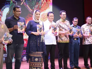 Artis Marcella Zalianty (ketiga kiri) berfoto bersama Kepala Bekraf Triawan Munaf (keempat kiri), Mantan Panglima TNI Gatot Nurmantyo (kedua kanan) saat peluncuran komik Keumalahayati di Jakarta, Senin (21/5). (Liputan6.com/Faizal Fanani)