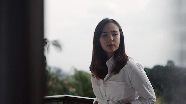 Potret Gaya Kasual Pamela Bowie Saat Kenakan Kemeja. (Sumber: Instagram/pamybowie)