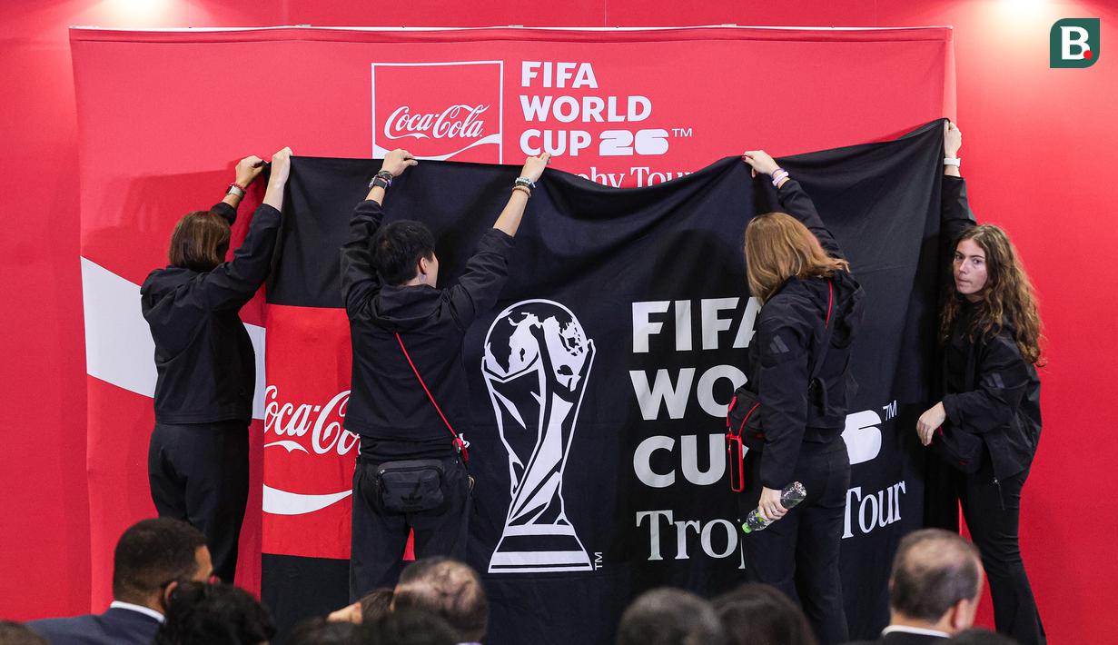 Trofi FIFA World Cup 2026 saat akan diperlihatkan kepada media di Jakarta International Convention Center (JICC), Senayan, Jakarta, Kamis (22/1/2026). Bola.com/ Abdul Aziz)