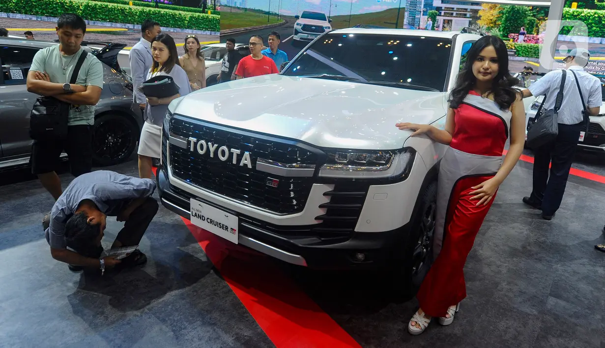 Model berdiri di samping mobil mewah All New Toyota Landcruiser pada pameran otomotif GAIKINDO Indonesia International Auto Show (GIIAS) 2024 di Indonesia Convention Exhibition (ICE) BSD Tangerang, Banten, Jumat (19/7/2024). (merdeka.com/Arie Basuki)