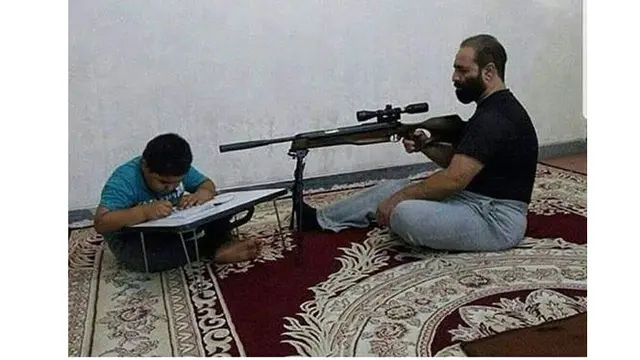 Ngakak, Begini Tingkah Absurd Orangtua Saat Mengasuh Anak