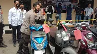 Polisi menangkap dua maling yang mengaku sudah mencuri 2.100 motor. (Liputan6.com/Pramita Tristiawati)