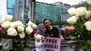 Pengunjung CFD berpose saat mengikuti "Share For Love" yang difasilitasi komunitas Couchsurfing Indonesia ini dalam rangka meredakan ketegangan di masyarakat pasca aksi 4/11 lalu, Jakarta (13/11).  (Liputan6.com/Faizal Fanani)