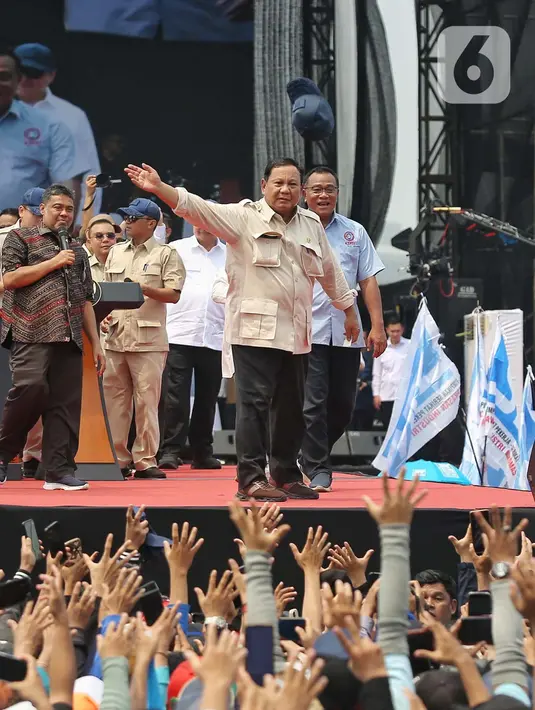 Presiden Prabowo juga terlihat sempat melempar topi yang dikenakannya kepada peserta aksi perayaan Hari Buruh Internasional 2025 di kawasan Monumen Nasional (Monas), Jakarta, Kamis (1/5/2025). (Liputan6.com/Angga Yuniar)