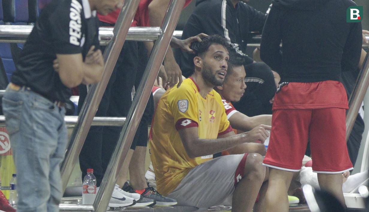 Bek Selangor FA, Willian Pachecho, mendatangi bench pemain Persija Jakarta pada laga persahabatan di Stadion Patriot, Jawa Barat, Kamis (6/9/2018). Persija kalah 1-2 dari Selangor FA. (Bola.com/M Iqbal Ichsan)