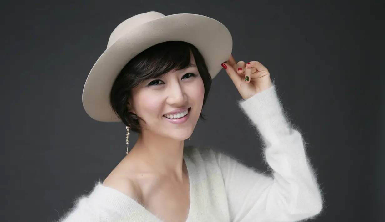 Jang Yun-Jeong merupakan penyanyi yang kerap mengisi soundtrack drama Korea. Tak heran jika ia sukses di tahun 2017. (Foto: koreaboo.com)