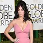 Penyanyi Katy Perry saat menghadiri ajang acara Golden Globe Awards 2016 di Beverly Hills, California, Minggu (10/1). Mantan istri Russell Brand  itu tampil seksi dengan gaun pink berbelahan dada rendah. (Jason Merritt/Getty Images/AFP)