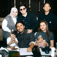 Juga adik Aurel Hermansyah, Azriel Hermansyah dengan jaket hitamnya, dan dua keponakan Thariq, Ameena dan Azura. [@attahalilintar/@aaliyah.massaid]
