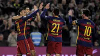 Para pemain Barcelona merayakan gol yang dicetal Luiz Suarez pada laga La Liga Spanyol di Stadion Cam Nou, Barcelona, Kamis (31/12/2015) dini hari WIB. (REUTERS/Stringer)
