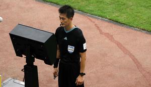 Wasit Ko Hyung-jin asal Korea Selatan memeriksa rekaman VAR saat laga pertama Grup C Piala Dunia U-17 2023 antara Timnas Kaledonia Baru U-17 menghadapi Timnas Inggris U-17 di Jakarta International Stadium (JIS), Jakarta, Sabtu (11/11/2023). (Bola.com/Ikhwan Yanuar)