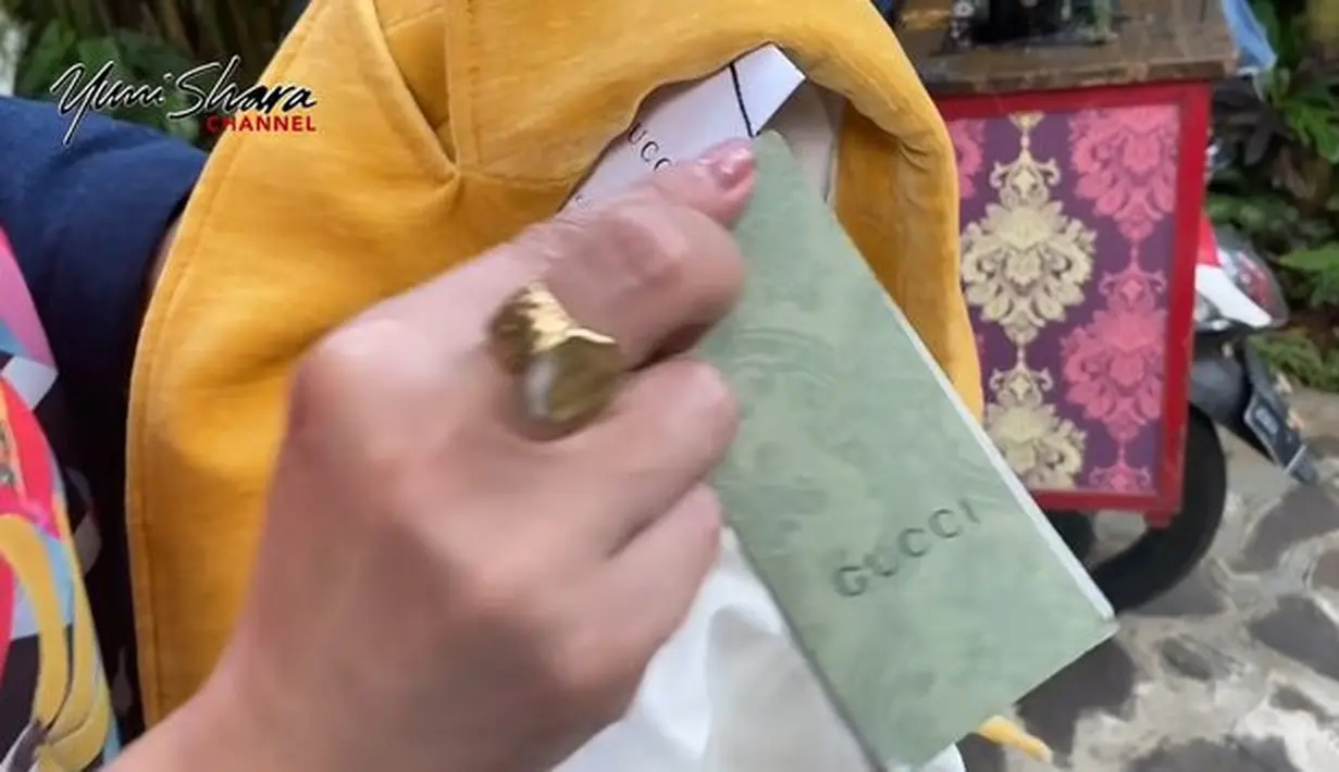 Yuni Shara permak baju branded (Sumber: YouTube/Yuni Shara Official)