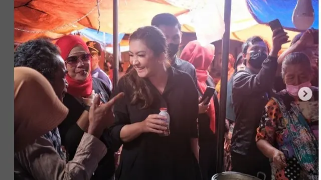 Nafa Urbach blusukan ke pasar (foto: Instagram nafaurbach)