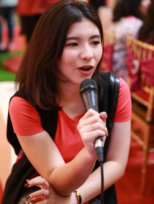 Diakui gadis remaja ini, bersama sang kekaih Shaloom sudah menjalin cinta selama hampir empat tahun. Mengingat sang kekasih yang sedang menempuh pendidikan di luar negeri, hubungan jarak jauh lah yang mereka jalani. (Adrian Putra/Bintang.com)