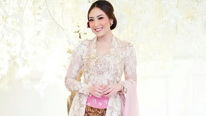 Pesona Ayu Dewi dalam Balutan Kebaya, Tampil Anggun dan Menawan
