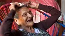 Nenek bernama Guadalupe Palacios Garcia melakukan wawancara dengan AFP di Chiapas, negara bagian Meksiko, Rabu (18/4). Di usianya yang sudah 96 tahun, nenek ini mewujudkan impiannya untuk masuk Sekolah Menengah Atas (SMA). (MOYSES ZUÑIGA/AFP)
