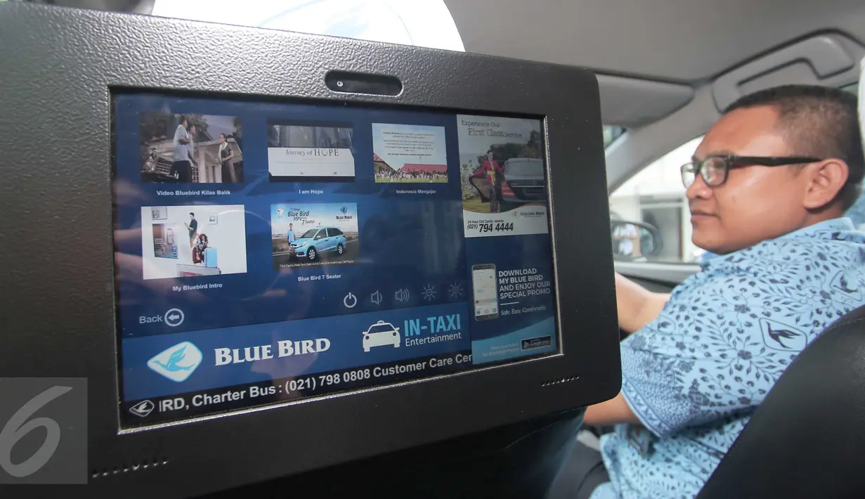 Layar In-Taxi Intertaiment (ITE) yang berada di dalam taksi Blue Bird, Jakarta, Rabu (18/11/2015). Kehadiran ITE diharapkan dapat memperkaya pengalaman serta hiburan kepada penumpang. (Liputan6.com/Angga Yuniar)