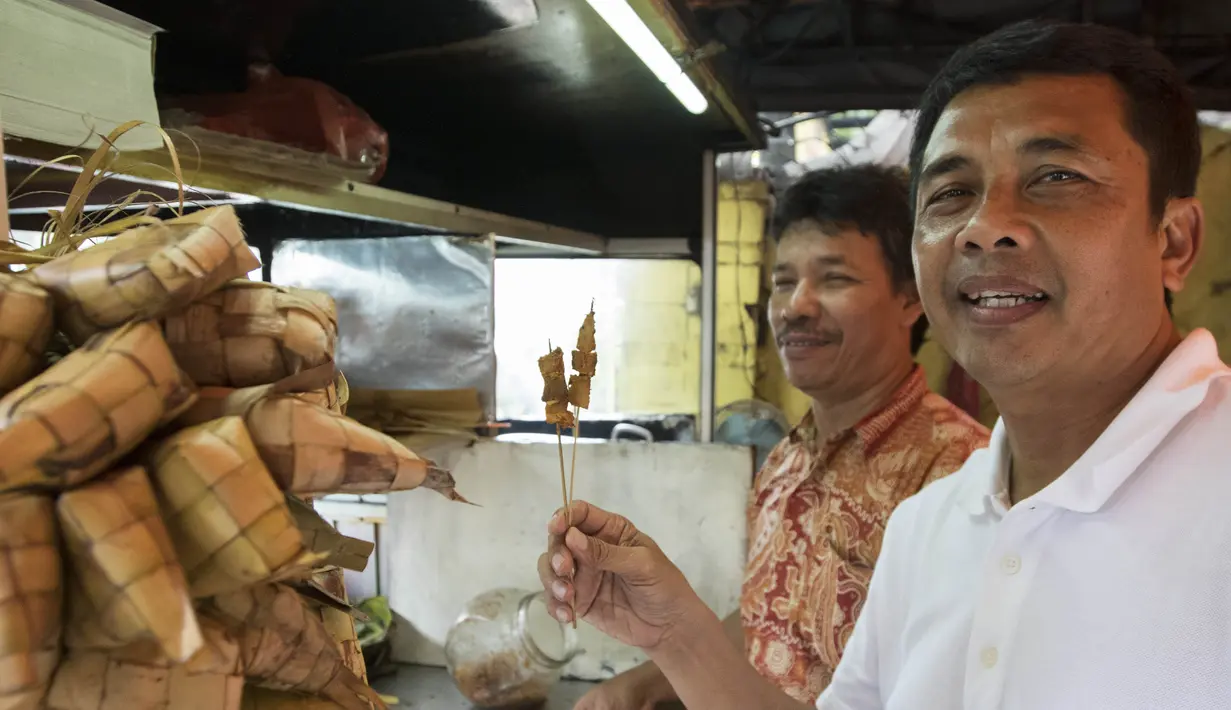 Pelatih mitra Kukar, Jafri Sastra, rindu dengan sate padang yang merupakan salah satu makanan favoritnya. (Bola.com/Vitalis Yogi Trisna)