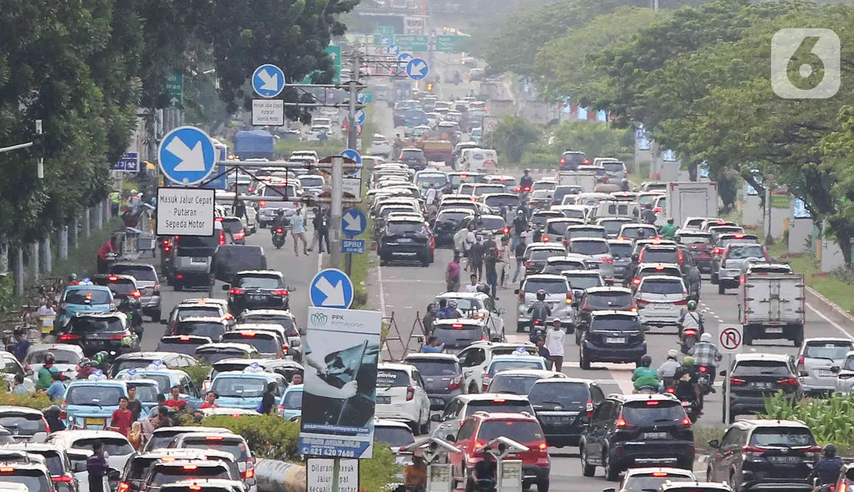 "Jadi sekarang untuk TransJakarta ada tiga rute yang disiapkan Pemprov DKI untuk melayani ke Kemayoran. Di antaranya, ada rute yang dari Balai Kota ke Kota, sekarang diarahkan ke PRJ dahulu, dan sebaliknya," ungkap dia. (Liputan6.com/Herman Zakharia)